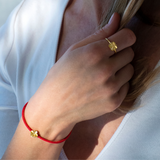 Firkløver silkearmbånd korall rød, forgylt