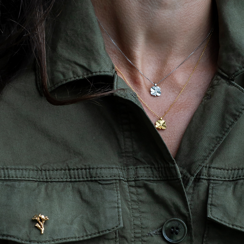 Firkløver halskjede med anheng forgylt med justerbar kjede