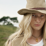 Rose med diamant på silkehalskjede, forgylt