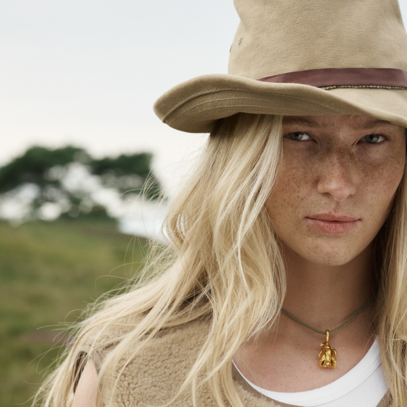 Rose med diamant på silkehalskjede, forgylt