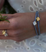 Firkløver silkearmbånd blått, forgylt