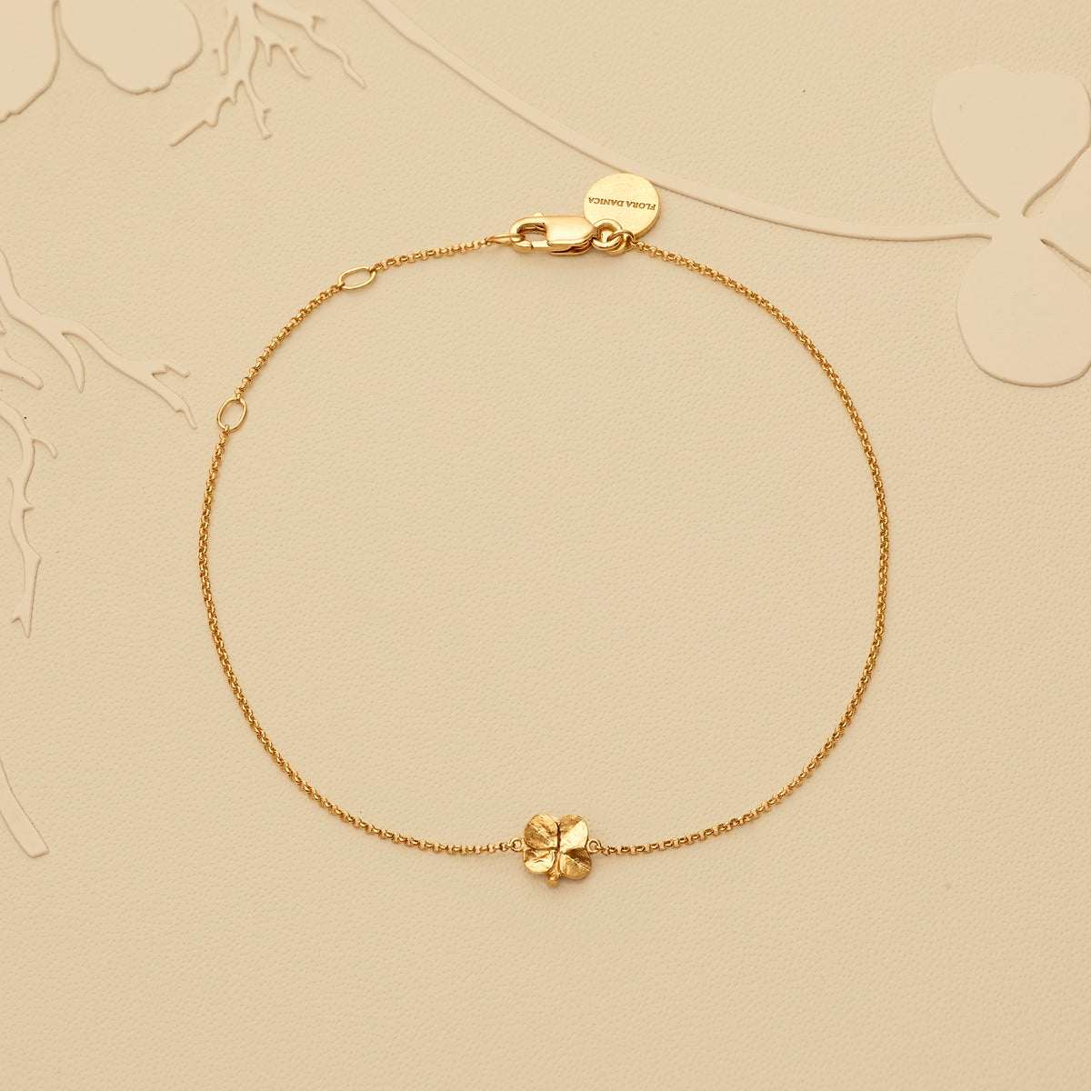 Firkløver armbånd med lille anheng 18 karat gull, justerbar lengde