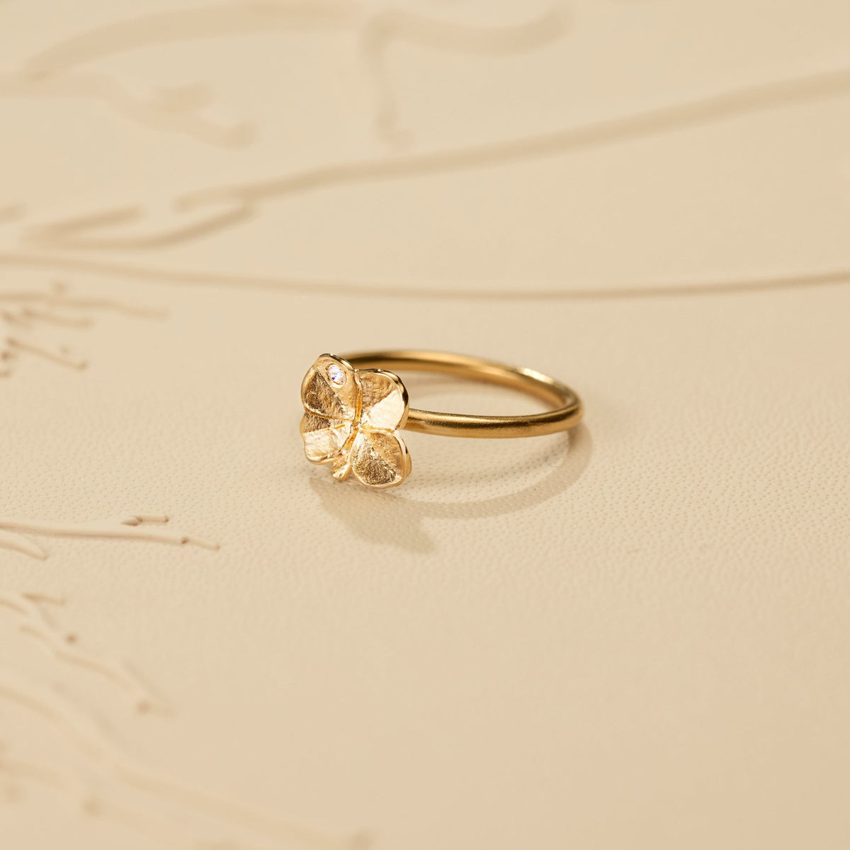 Firkløver ring 18 karat gull med naturlig diamant