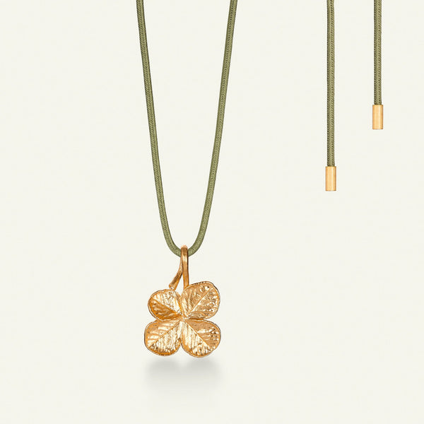 Firkløver anheng med diamant og silkesnor, forgylt