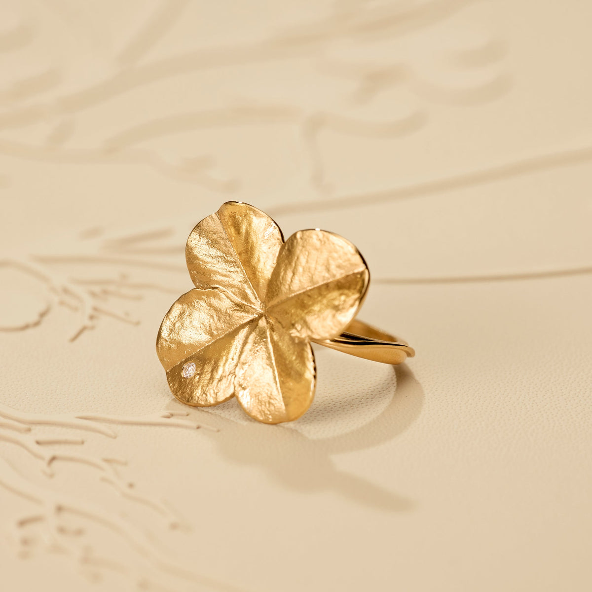 Firkløver Statement ring 18 karat gull med naturlig diamant