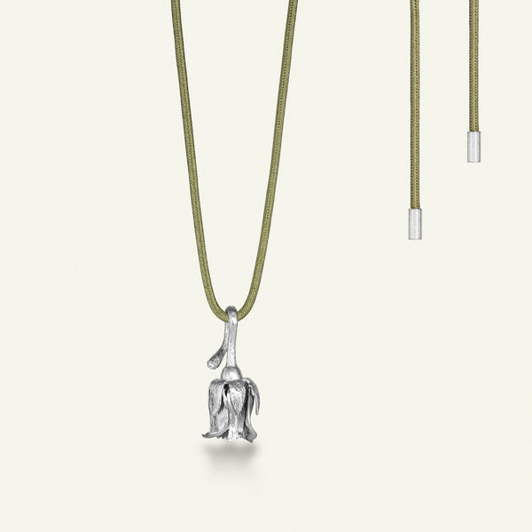 Rose med diamant på silkehalskjede, sølv