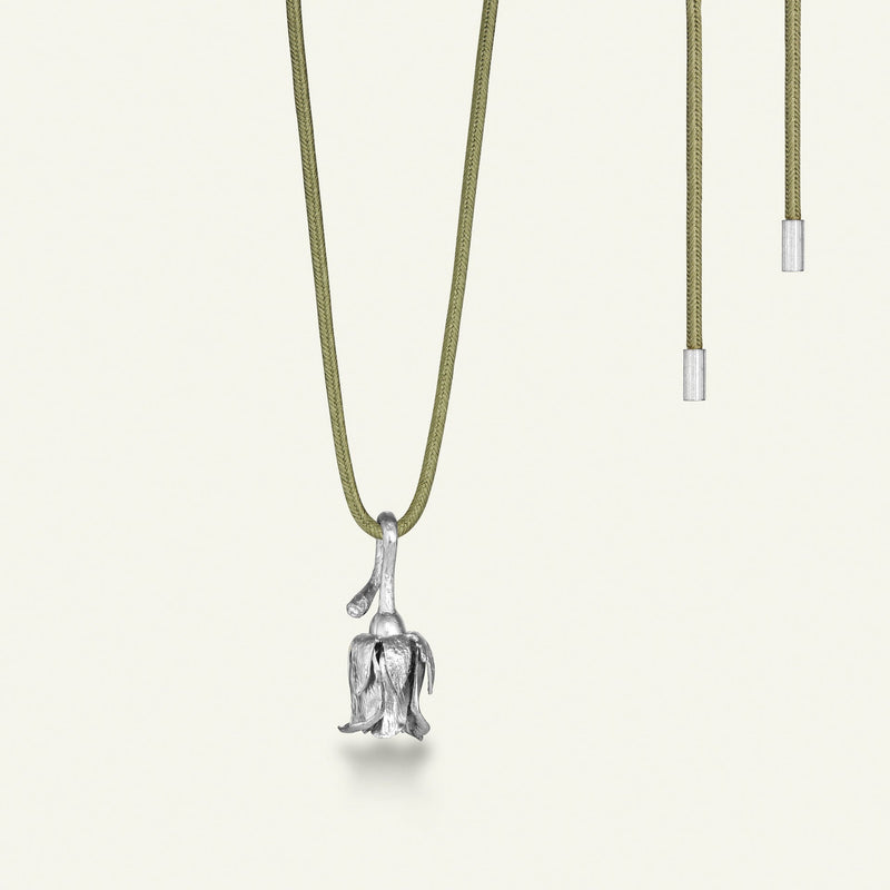 Rose med diamant på silkehalskjede, sølv