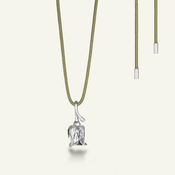 Rose med diamant på silkehalskjede, sølv