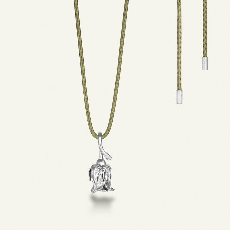 Rose med diamant på silkehalskjede, sølv