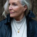 Rose med diamant på silkehalskjede, forgylt