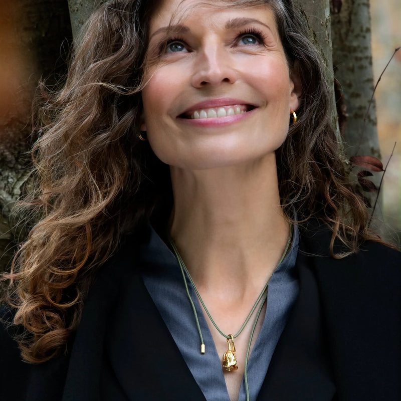 Rose med diamant på silkehalskjede, forgylt